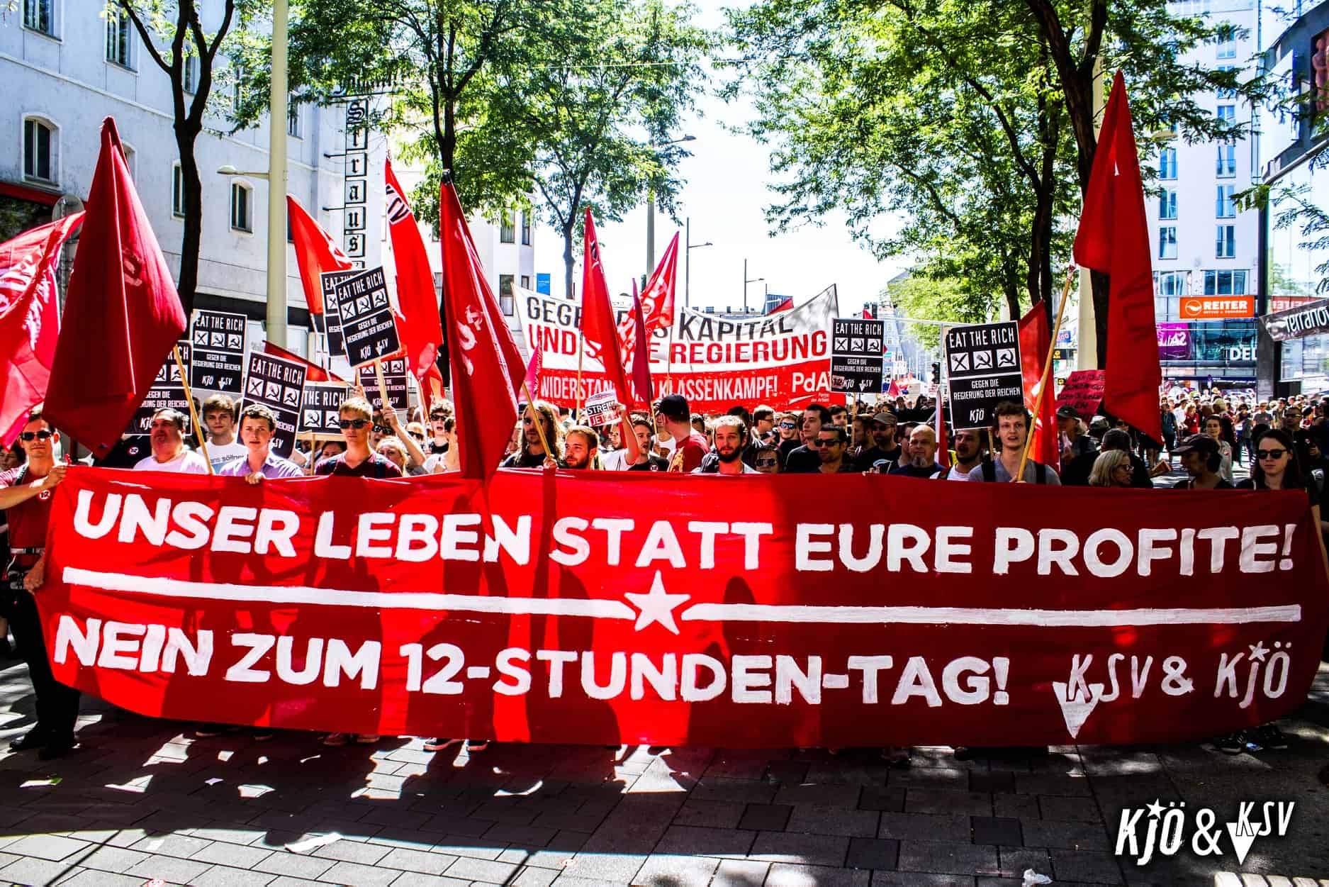 Demonstrationsblock der Kommunistischen Jugend Österreichs auf der Demo gegen den 12 Stunden-Arbeitstag