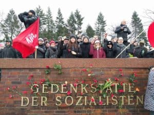GenossInnen der KJÖ bei der Gedenkstätte der Sozialisten in Berlin